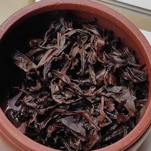 In the 1980s, Laosheng tea column dry warehouse Laosheng column Menghai ancient tree raw material soup color is red, thick, translucent and full of aged flavor.