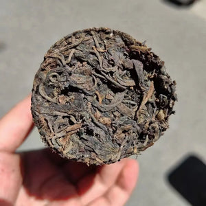 In the 1980s, Laosheng tea column dry warehouse Laosheng column Menghai ancient tree raw material soup color is red, thick, translucent and full of aged flavor.