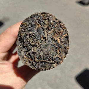 In the 1980s, Laosheng tea column dry warehouse Laosheng column Menghai ancient tree raw material soup color is red, thick, translucent and full of aged flavor.