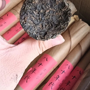 In the 1980s, Laosheng tea column dry warehouse Laosheng column Menghai ancient tree raw material soup color is red, thick, translucent and full of aged flavor.